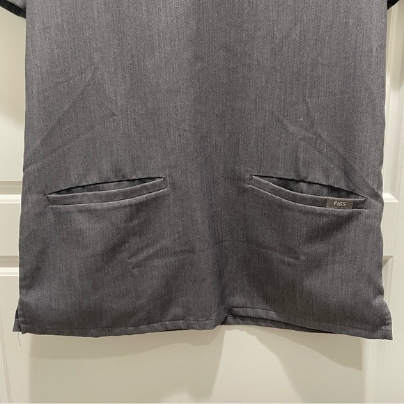 Figs Casma Three-Pocket Scrub Top™ in Graphite Grey XS - Picture 5 of 10